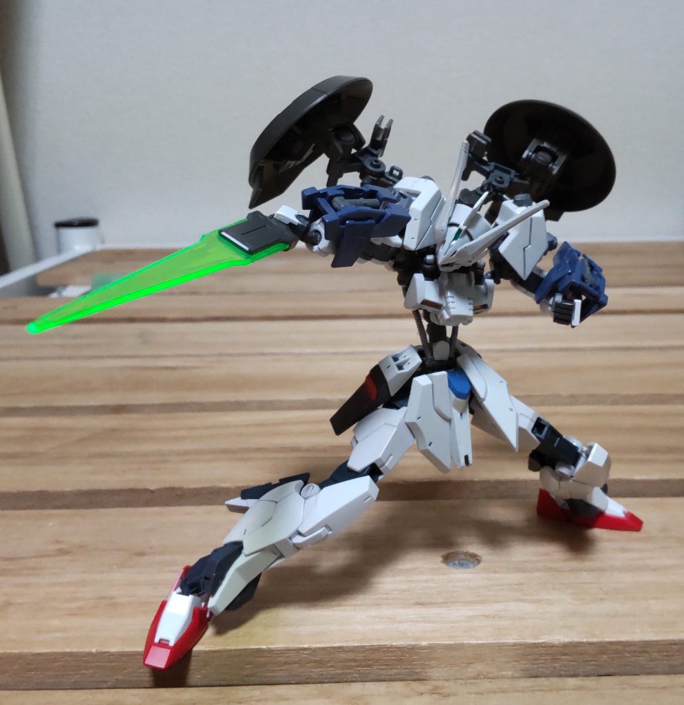 両肩後ろにディランザから拝借したシールドを装備細い上半身のボリュームを補ってくれると同時に武器も収納できて大変お得 腕だけ過去作のキャリバーンから貰いました