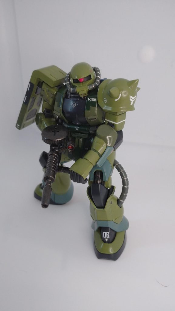 以下の工作を施しました。・合わせ目消し、エッジ出し、面出し。(面出しは一部、豪快に失敗)・スジ彫り(既存彫り直し含む)、リベット等凸モールド、丸凹モールド追加等のディテールアップ・肩スパイク、先鋭化・頭部モノアイ：3mm丸凹モールド彫り→凹部銀塗装→Hアイズはめ込み→ガイアカラー蛍光ピンク塗装