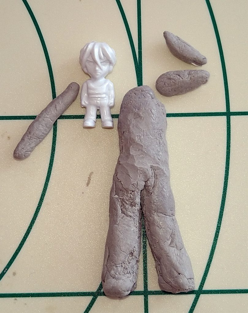 製作過程。最初に大まかに体の造形をエポパテをコネました。