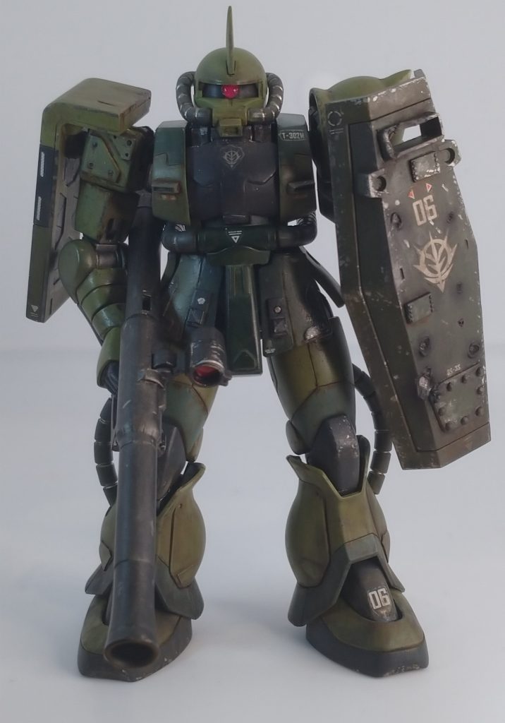 寒ジムのシールドを加工のうえ、ウェザリングして持たせてみました。 シールドは、 本体で使用しなかった緑(2色)を塗装しました。戦場で敵方の武装を鹵獲(ろかく)するなど、それこそ古今東西共通で当たり前のようにあったであろうかと。