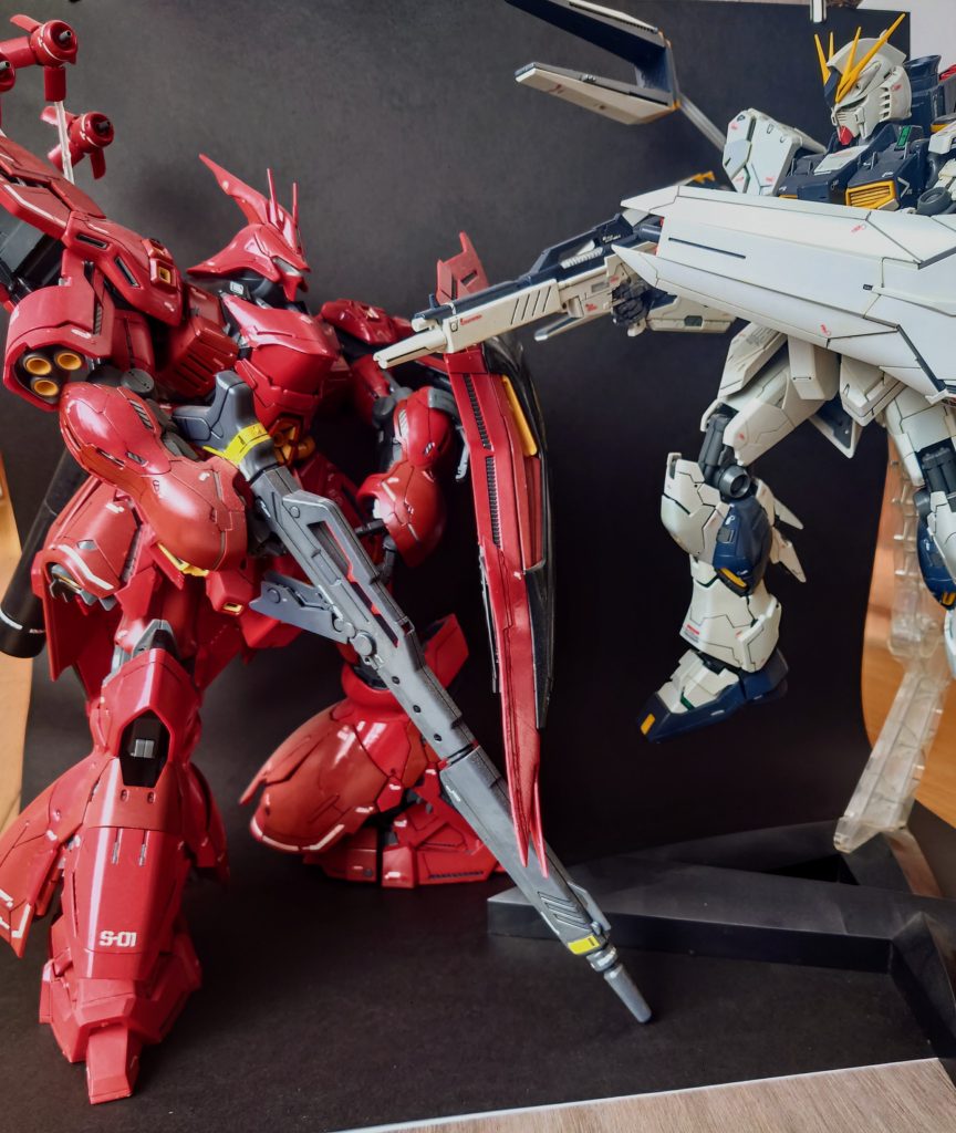 νとサザビー。これも大分前に作りましたサザビーとシナンジュはもっかい作るとは過去の自分は思うまい…💦サザビーのファンネルはクリアのランナーで射出状態です、お手軽加工ですが結構見た目良くていいかなと(*ˊ˘ˋ*)、νの方結構日焼け？して塗装がくすんでました💦棚は暗めのとこなんですがやはり日光は当たる🌞しょうがないね