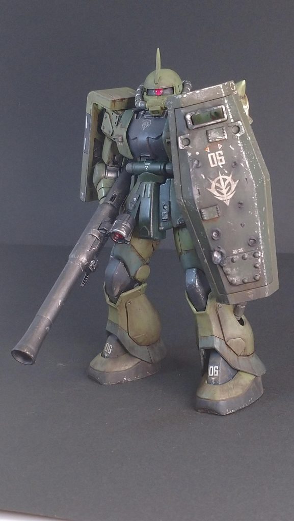 シールドも現地改修感を出すため、プラ板等でディテールアップしました。ウォッシングやチッピング後、ビーム被弾痕やサーベルでえぐられた痕を表現するのに、「線香」を使用しました(…ホットナイフ持って無いのです😭)。