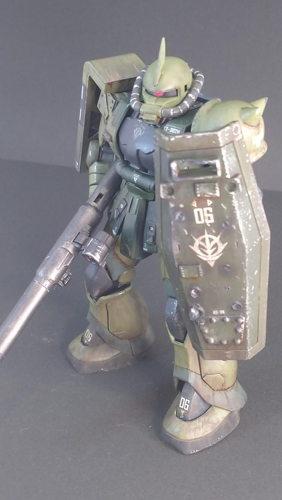 もとがジャンクパーツなので、やりたい放題やりました💦(ある意味一番楽しかったかも😅)ただ、L字シールドのウェザリング具合とのアンバランスさは否めません(反省😰)補修箇所を(あえて)被弾させたことで、修理したそばから破壊されていく泥沼の戦闘を表現してみました。