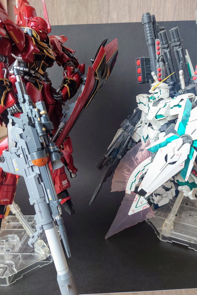 最近出来たシナンジュとフルコーンMGは2体並べると撮影場所…入り切らない