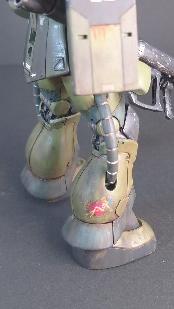 今回、ウェザリングを施したザクを制作するにあたり、どうしてもやりたかったことがありました。「美女デカール」です。「美女デカール」というとわかりづらいですが、要は戦闘機や爆撃機の機首に描かれた「ノーズアート」です。ザクは不思議とノーズアート(特に美女)がしっくりきます。ウェザリングと一緒だと、それはもう「やさぐれ感」が半端無いです😅