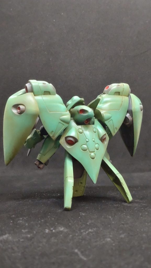 塗装後に油彩を使ってウォッシングしたら粉々に砕け散りまして。あわてて繋ぎ合わせてから再度塗装しなおしました。使いなれてるつもりでも油断大敵！だと身を以て学びました。