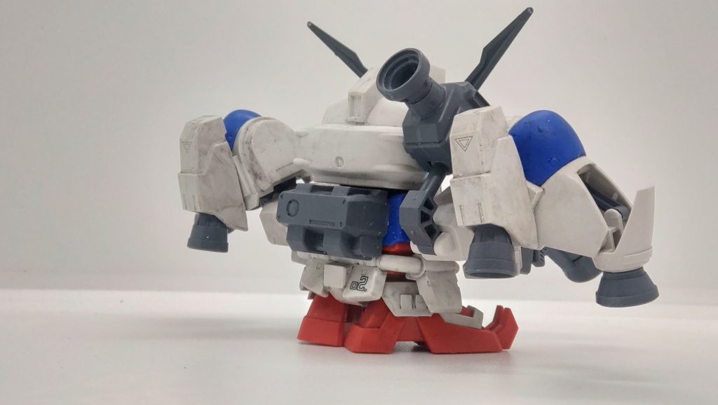 「この機体と核弾頭はいただいてゆく、ジオン再興のために！」そんな2号機は黄色の部分は筆塗り、本体は成型色活かしの簡単仕上げです。こちらもサーベル持たせようとしていたのですが、基部が妖怪の仕業でどこかへ旅立ったので諦めました・・・。  