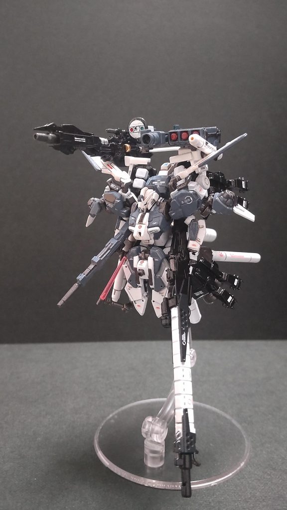 本体両手に武器を持たせるのに位置関係や角度が解らないので、可動化にしています。持たせたら動かさないけどね。実は、脚も付け替えられるようにBパーツを分離していますが、脚は面倒くさくなり、止めました( 心が折れた)。何を装備させようかとあれこれくっ付ていたら、何を作っているのか解らなくなる沼に落っこちっけたけど、何とかまとまったかな。結局色々な武器をミキシングして贅沢品の出来上がり😰