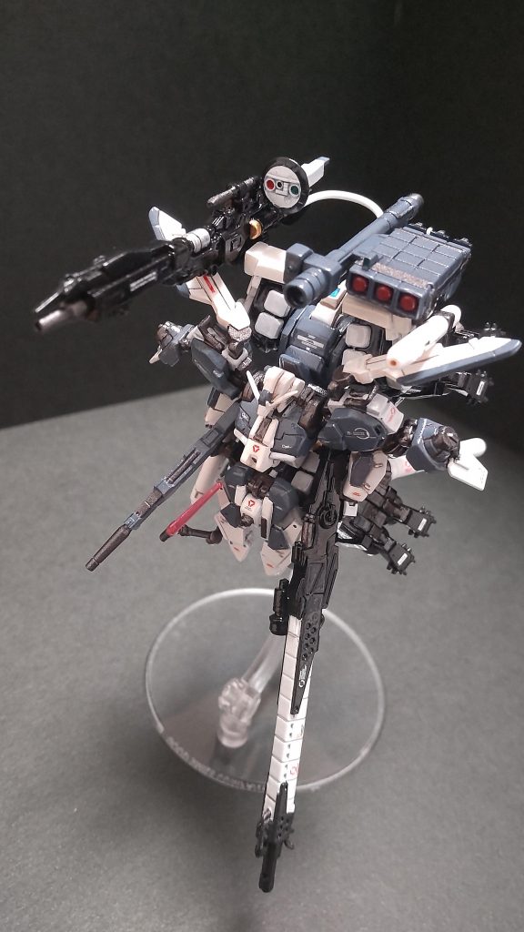 主力武装ハイパーメガランチャー出力8.3MW対艦攻撃用兵器、マルチセンサーユニット、iフィールドを搭載。本機本体スタビレーターから供給することにより充填時間の短縮をはかる。ハイメガキャノン( フロントアーマー部)増設ジェネレータ供給