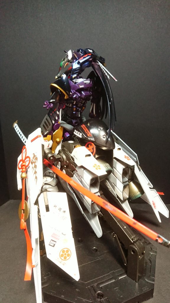 背中のスラスター巨大化羽織をイメージし強化しています。