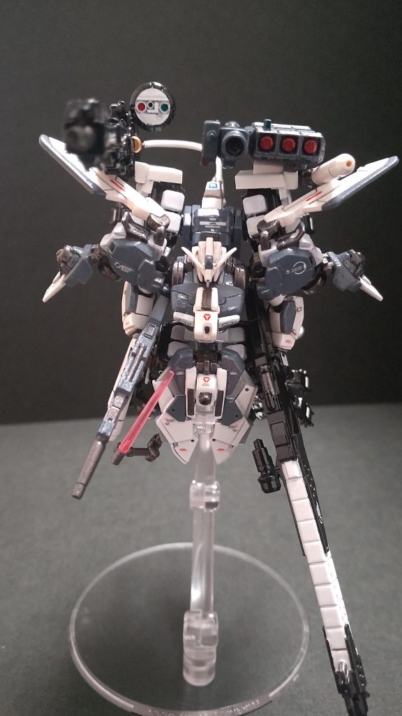 物理攻撃用兵器口径38mm無反動ロケットランチャー3連装ミサイルポットビームサーベル( フロントアーマー部サブアーム)