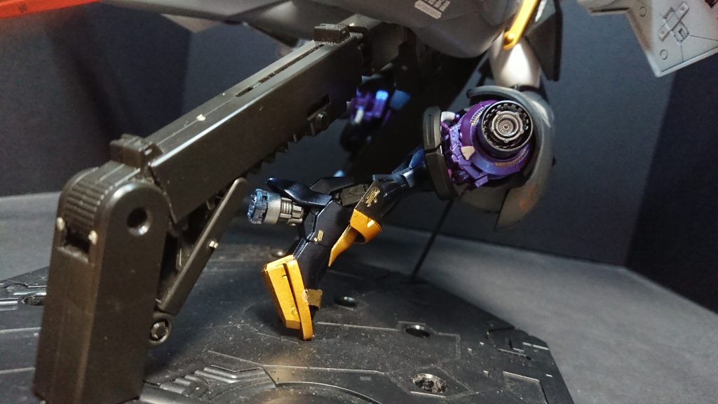 脚に大型バーニアかかとにもブースターがついております。