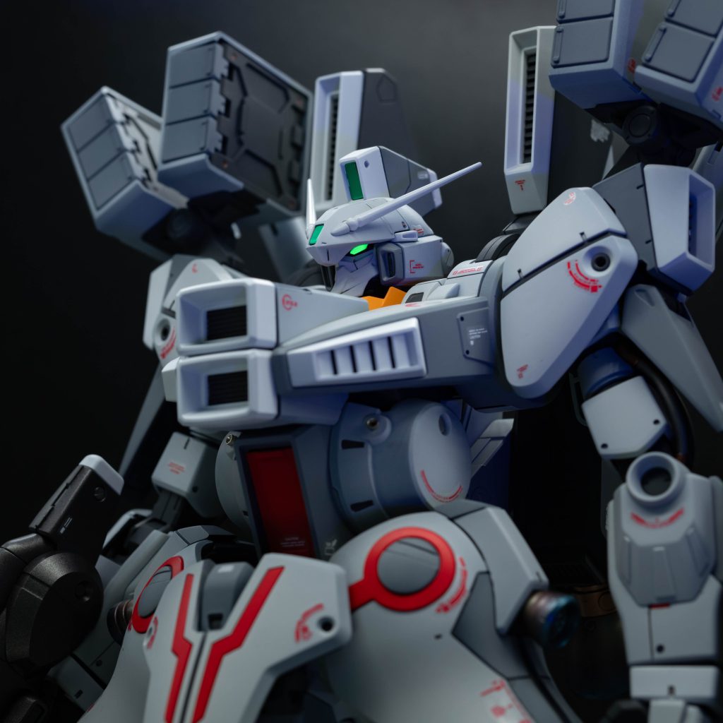 肩、腕、サイドスカートにスジボリやピンバイスで丸穴を追加しています。丸基調デカールは市販のものを使っています。