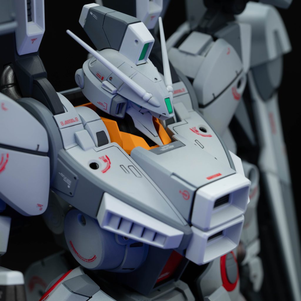 本体は単調にならないようにウォームホワイトとグレーで塗り分けしています。キットの配色から大幅に変えたので下地は黒サフでパーツの裏面まできっちり塗りました。