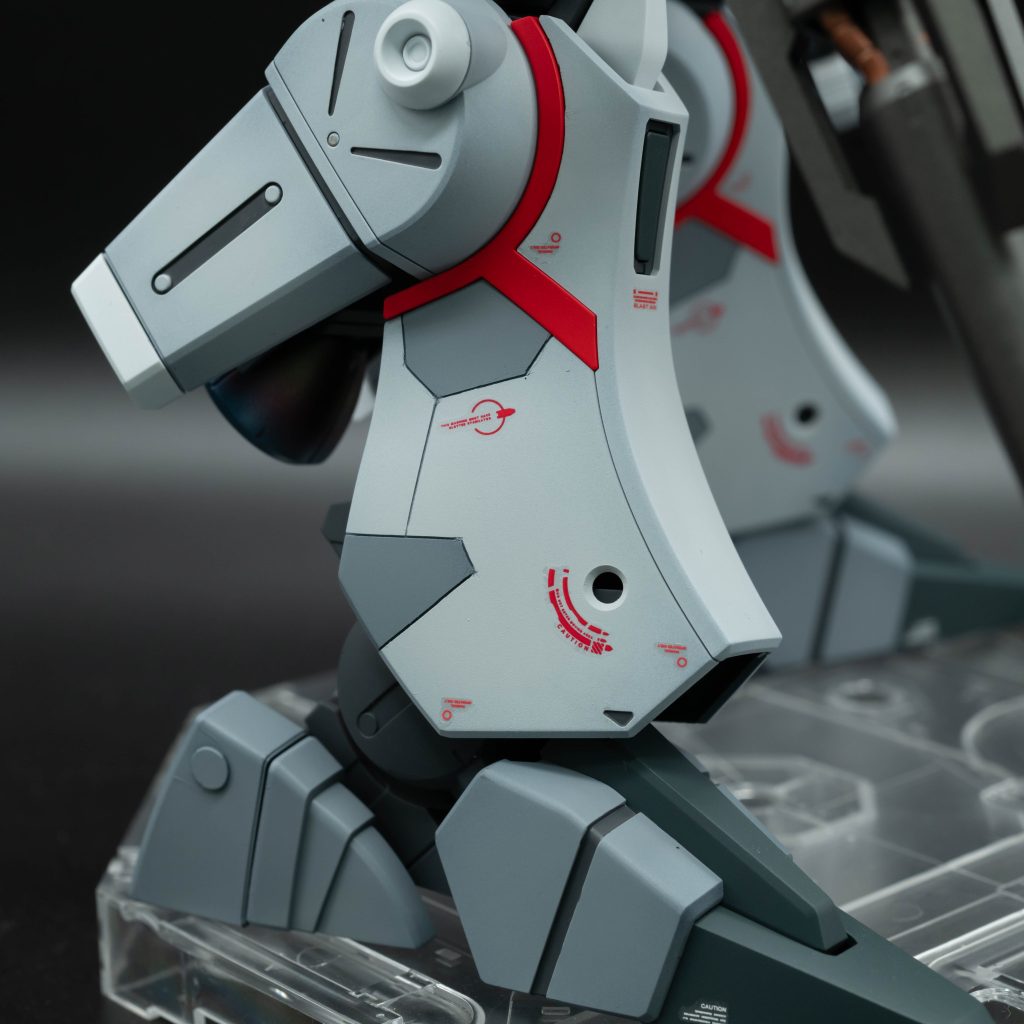 脚部にはスジボリと丸穴を追加。丸穴は面取りをして質感を上げています。各所のダークグレーはエナメル塗料を筆塗りしてはみ出したところを拭き取りました。