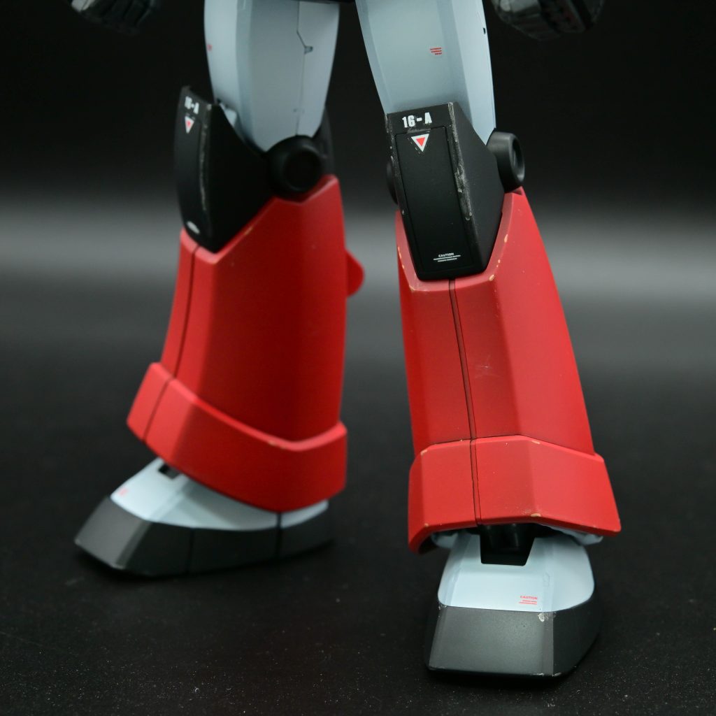今回、初の試みでガンダムマーカーでエッジに塗装剥げを表現してみました。黒いパーツにはメタリックシルバーで、赤いパーツにはカッパーゴールドを使っています。