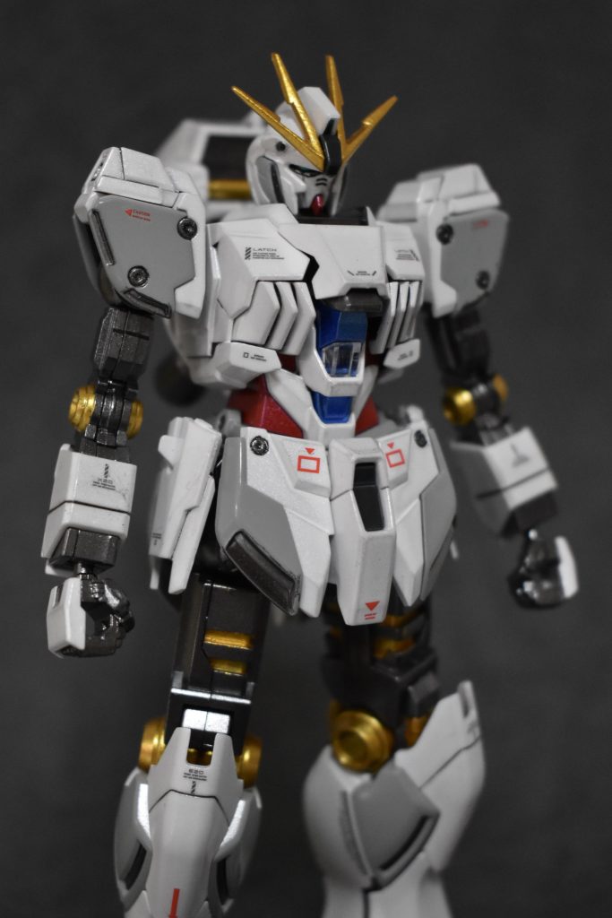 メタリックカラーでの部分塗装とデカールワークで情報量がアップ！