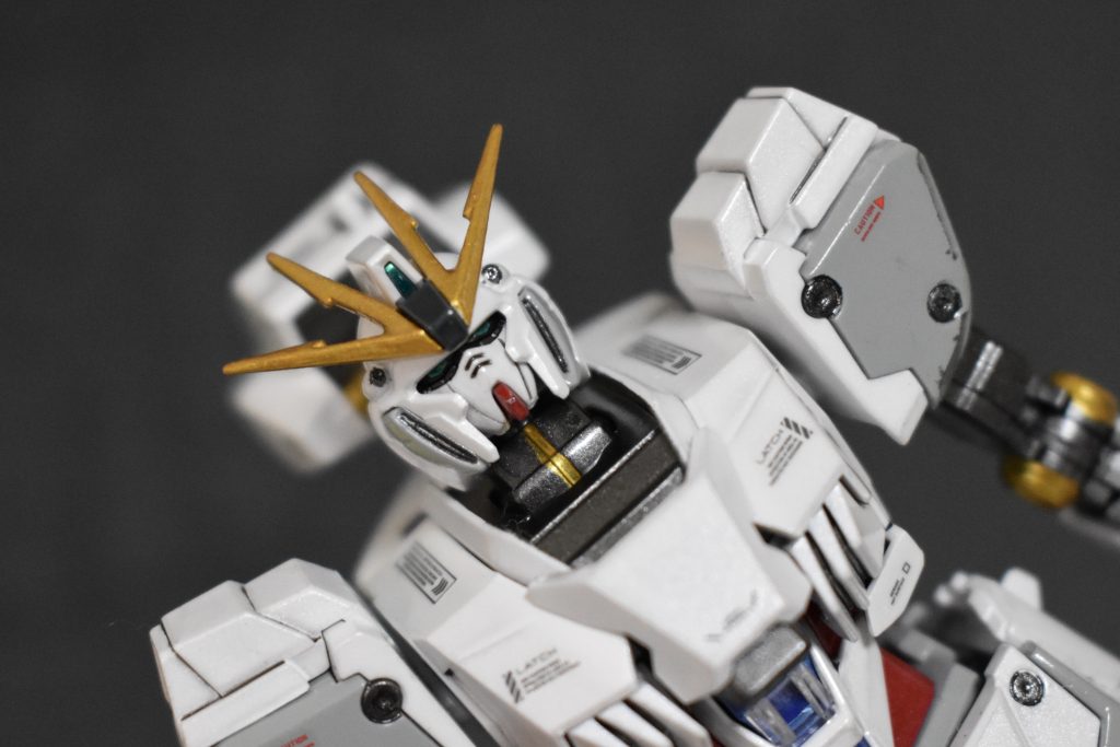 特に顔！の部分塗装！今までシールにしてた目とセンサーの緑部分をメタリックカラーで塗ってみたのですが、やってよかった！肩とか胸も墨入れやらデカールやら部分塗装でモリモリにできていい感じ〜！