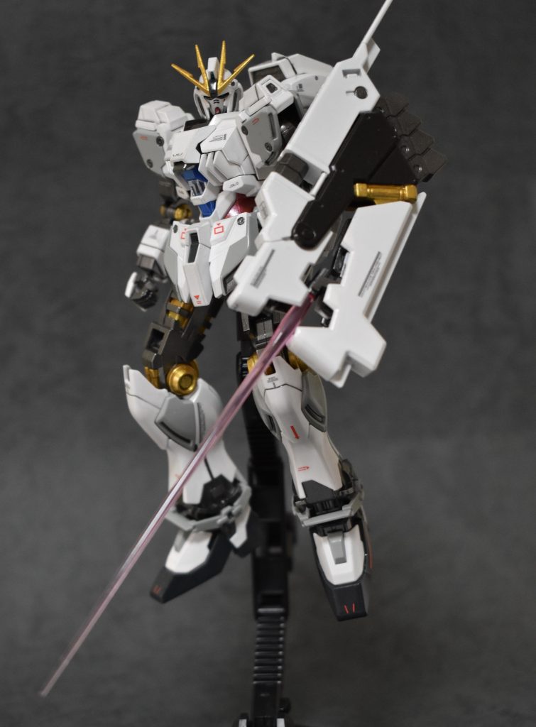 シールドが展開すると内部からビームサーベルが出現。隠し刃はロマン！