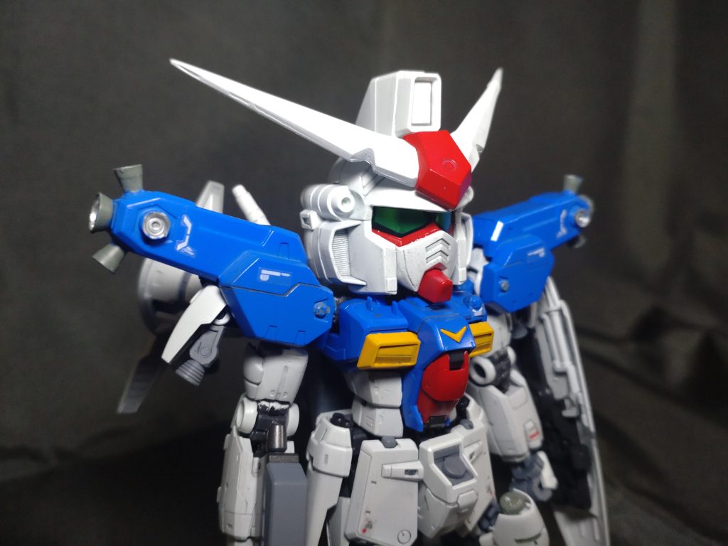 頭、肩のみSDキットを使用しその他の部分はRGキットを使用しました。腕は1cmほど、脚は合計2cmほど幅詰めを行いました。