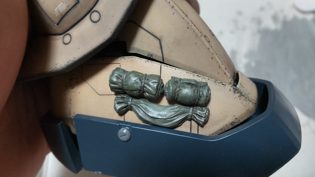 足に歩兵用の荷物をポン付けしてあります。