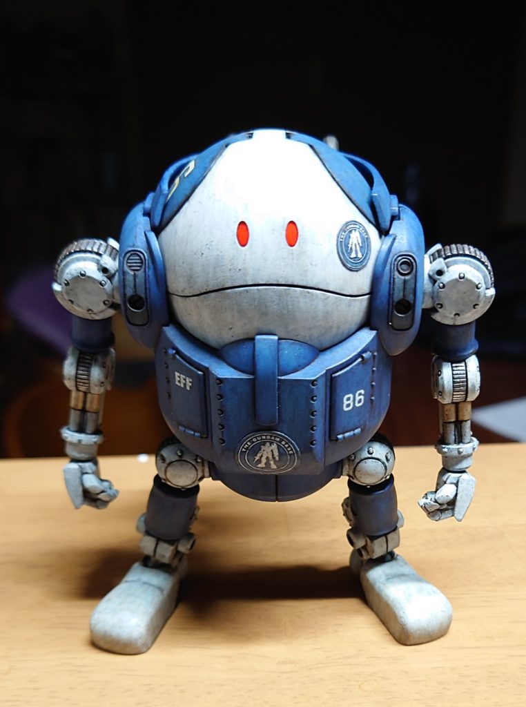 デカールはガンダムデカール、30MM、マシーネンなんかを使っています、あとガンベ版に付属するホイルシールも。これを貼らないとただの色替えになってしまいます。ホイルシールにもハイライト色を入れて本体に出来る限りなじませてみました。デカール貼り後は半艶にして、ウェザリングカラーのグランドブラウンとステインブラウンを1:1にしたもので墨入れ兼ウォッシング、足元にはグレイッシュブラウンとシェードブラウンを少々、タミヤエナメルのダークグレーでスポンジチッピングを施してから艶消しトップコートで完成としました