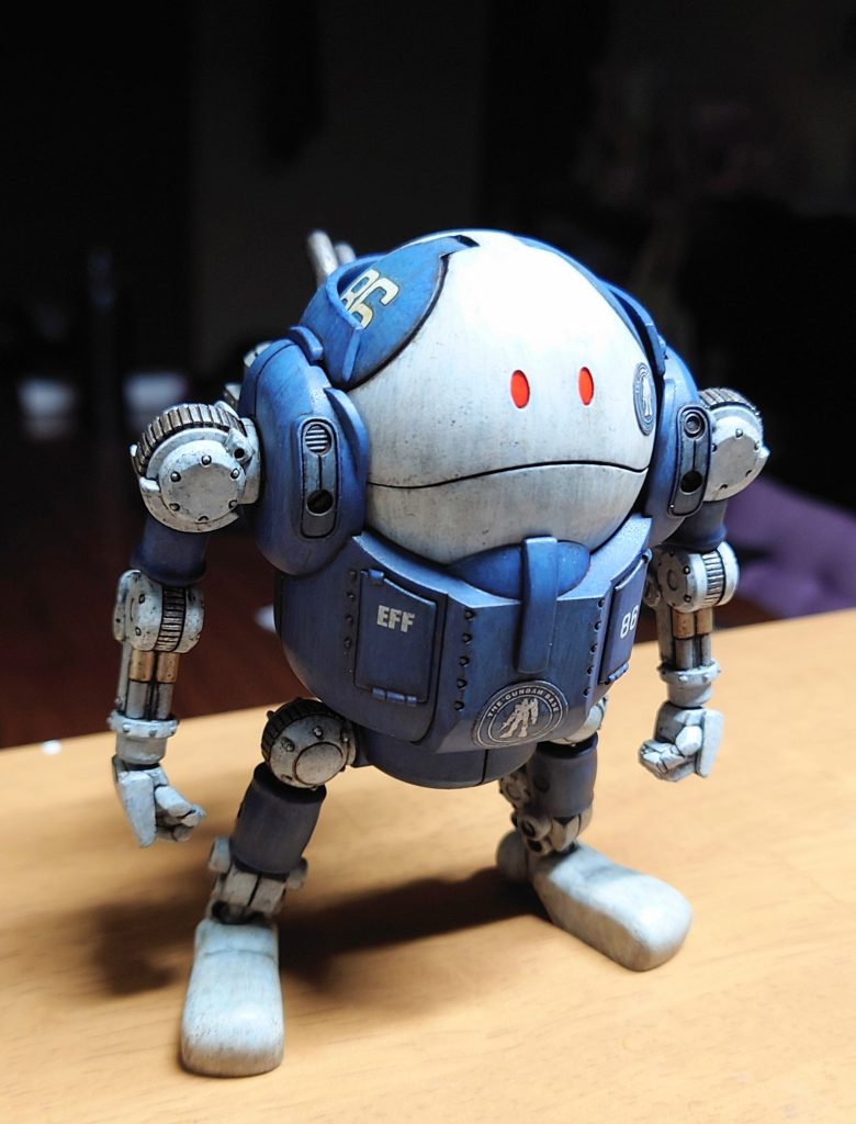 使った塗料は青部 黒サフ→ティターンズブルー2→ティターンズブルー2とミディアムブルーを1:1→ミディアムブルー→タミヤエナメルのライトブルーでドライブラシ白部 黒サフ→軍艦色1→グランプリホワイト 金部 黒サフ→ゴールド→タミヤチタンゴールド銀部 黒サフ→シルバー→タミヤフラットアルミ目 成型色から蛍光レッド 下塗りの黒を一色目として残しつつ徐々に塗り範囲を狭くしてグラデーションになるよう塗りました タミヤエナメルなんかも使ってるんで、ほぼ水性ホビーカラー筆塗りですね、すみませんm(__)m