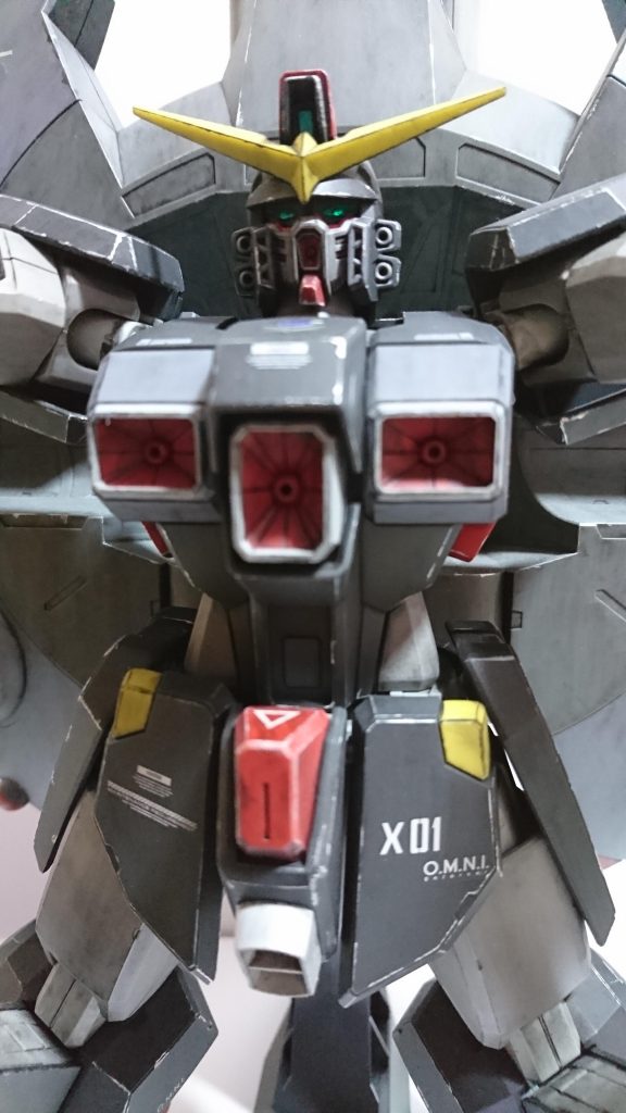 正面ほんと凶悪な面構えで大好きですデストロイガンダムまさにCEの悪い部分が凝縮された機体w追記　こちらのデストロイガンダムはいつもお世話になってる個人模型店で展示してます。（店名は伏せさせてもらいますが;）