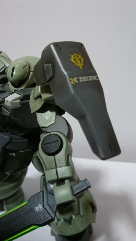 ジェターク社が買収(嘘)されたのでジオニック社にしましたw;シールドの側面はコトブキヤのMSGを接着してます。