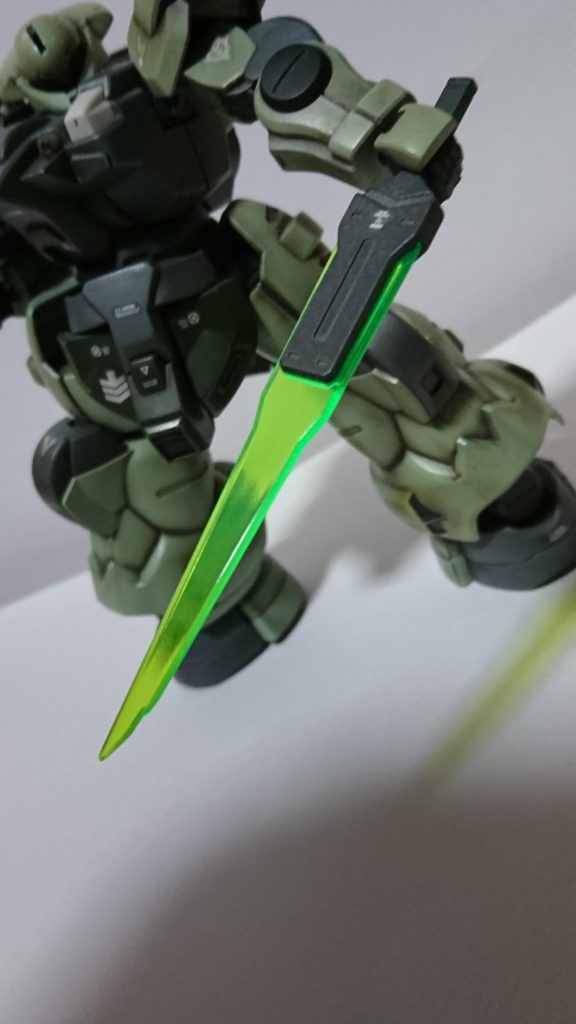 サーベルは最初通常通りにやろうとしたら寝ぼけて切る場所間違えて焦ったけどとりあえずヤスリで整形し現在の形になりました。