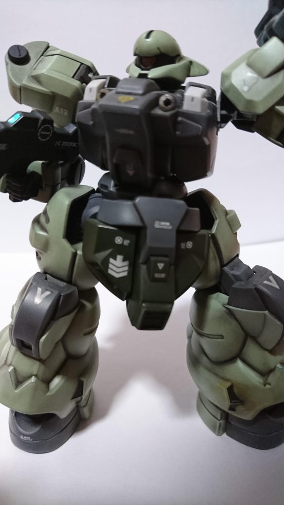 頭部をモノアイ化し胸部のバルカン砲をピンバイスで開口し塗装したプラ棒を入れてみました。胸部周りとコックピット付近にMSGを接着してます。