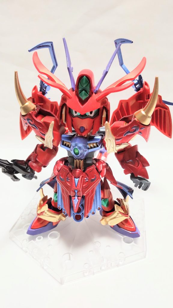 解放モードこのレギルスはヴェイガン族によって、ヴェイガン族とガンダム族を掛け合わせて造られたハイブリッド体である。そのため、ヴェイガン族の誰よりも強い最強の戦士が誕生した。身体はヴェイガン族であるが、目元にガンダム族の特徴が色濃く出てしまったため、普段はアイマスクで隠している。また、アイマスクには強すぎる力を抑制する機能もある。そのため、アイマスクを外せばリミッターが解除され、真の力が解放される。