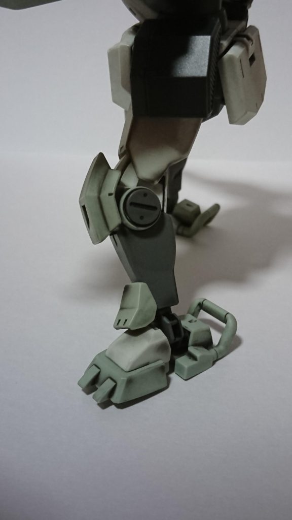 足首の肉抜き埋めはしてませんが代わりにコトブキヤのMSGを両脚側面に付けてみました。