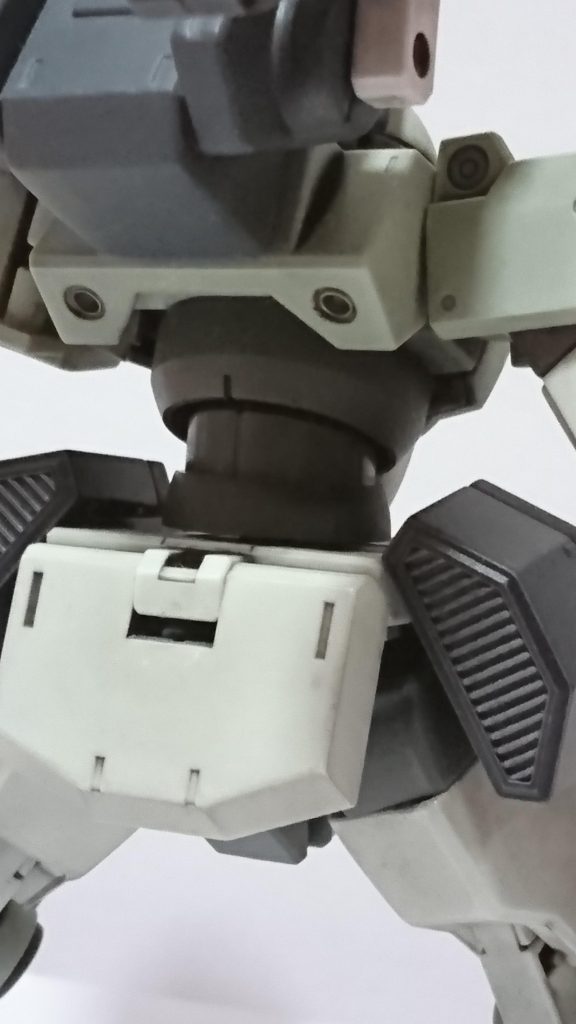 バックパック下部をピンバイスで開口しメタルパーツを仕込んでみました。 