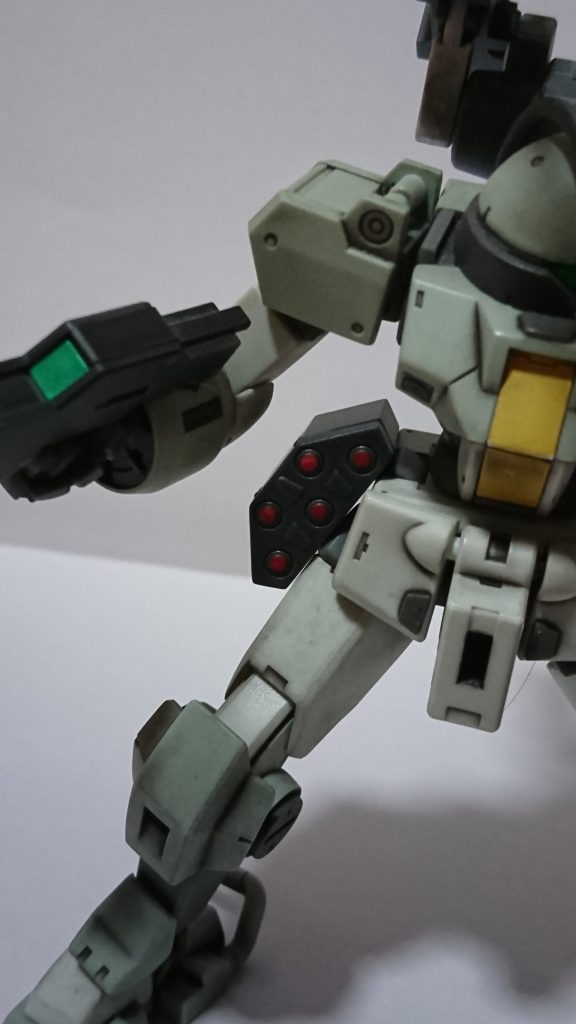 肩の◎モールドはメタルパーツを仕込んで両腰にプレバンのジェガンのロケットパックを連邦MSグレーで塗装し弾頭部分を100均の使い捨てネイル筆(5本入り)で部分塗装