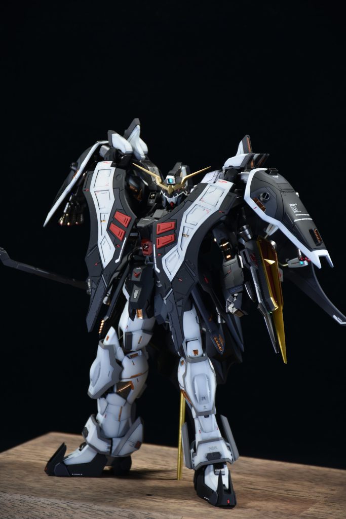 アクティブクローク クローズ状態アクティブクロークに情報量を持たせるところに一番時間を掛けました。なんせ旧キットのクロークにはモールドなんてほぼなかったので……………クロークはピッタリ閉じるよりも半開きのほうが好みだったのでこの状態で。