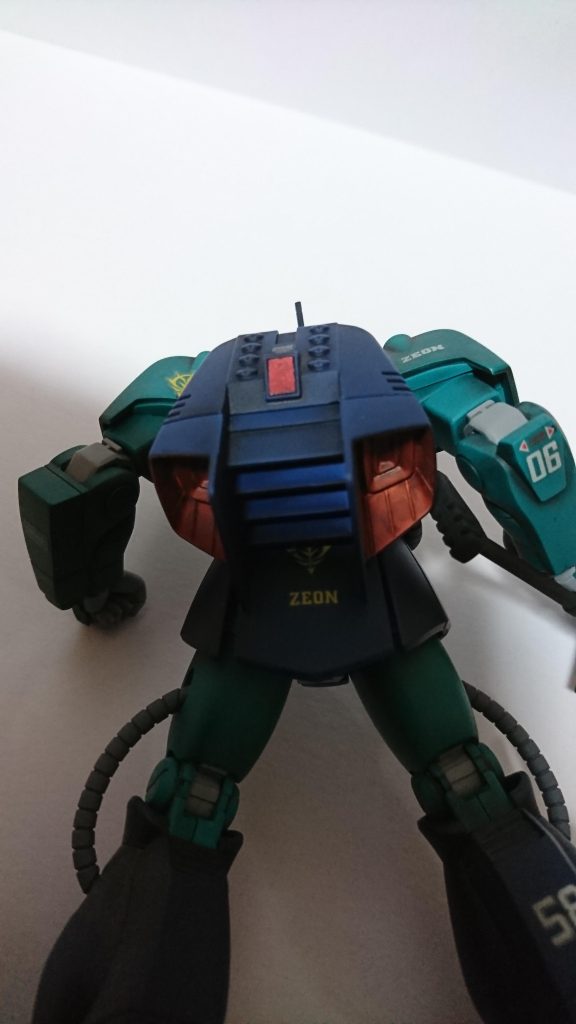 バックパック内部は塗装しましたがミサイル部分はこの時まだそこまで塗装技術がなかったからそのまま塗装せず;センサーはプラ板を使って型どりしメタリックレッドで塗装し接着しました。