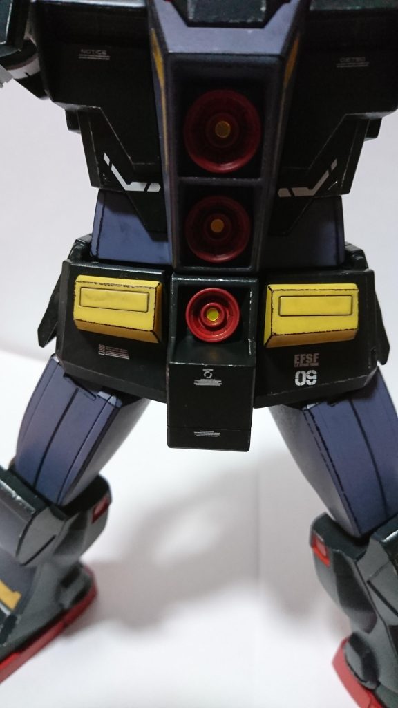 胴体の三連メガ粒子砲はモンザレッドで塗装し砲口内部に30MMの3Dメタリックシールを貼りました。