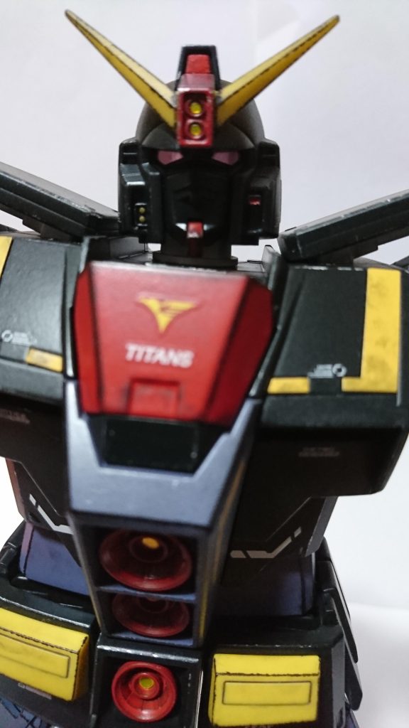 頭部の小型ビーム砲もサイズが違う3Dメタリックシールを貼りました。