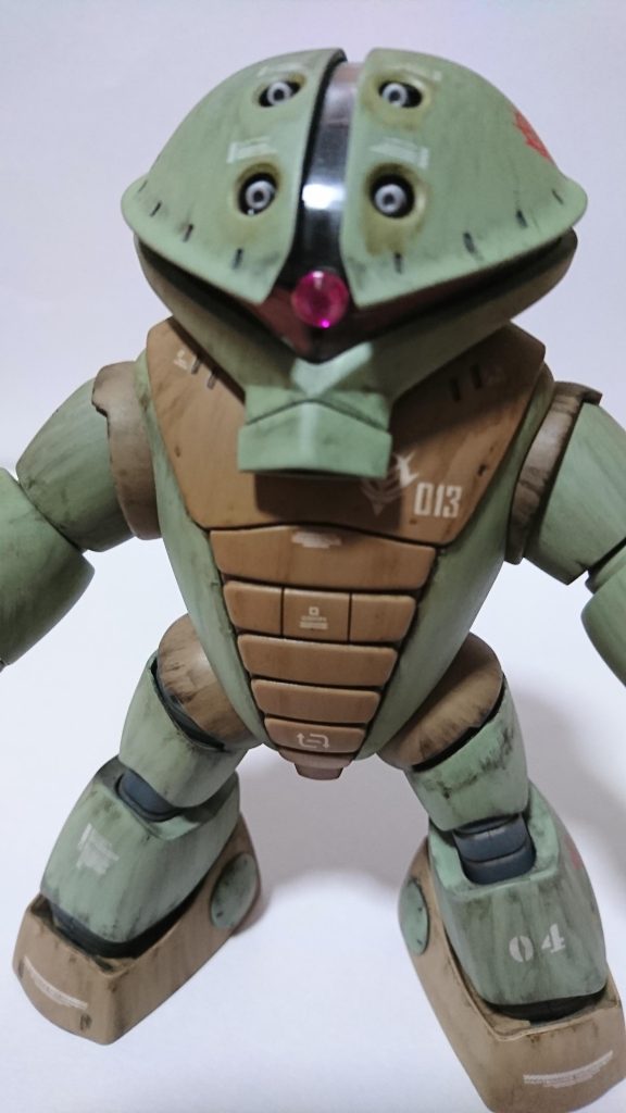 モノアイは付属のシール使わず100均のジュエルシール系を使って貼ってみました。