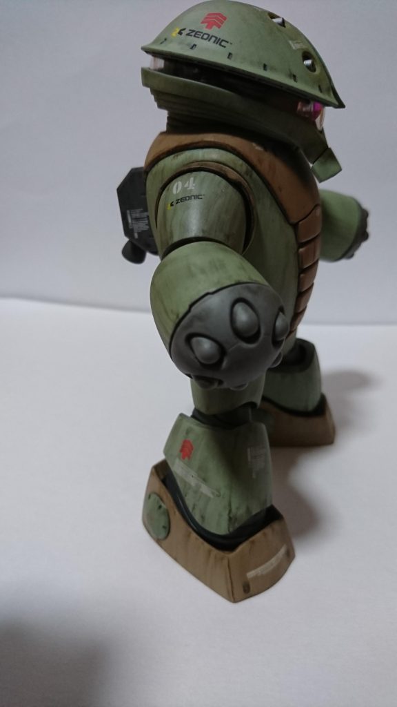 アッガイを開発した軍事メーカーは【スウィネン社】ですがザクのパーツを結構流用しているのでジオニック社のデカールを無理矢理?w貼りました。