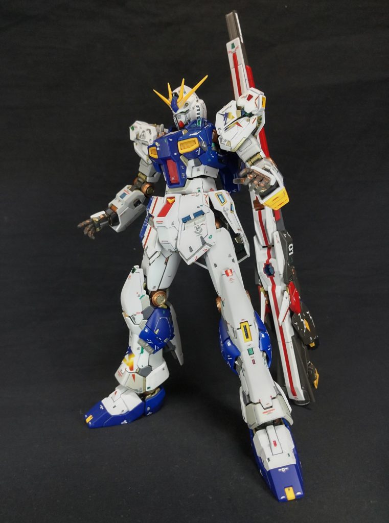 福岡のサイドFには、このようなポーズで立っています。デカールはνガンダムの水転写デカールをベースに付属のリアルスティックデカール等で仕上げました。