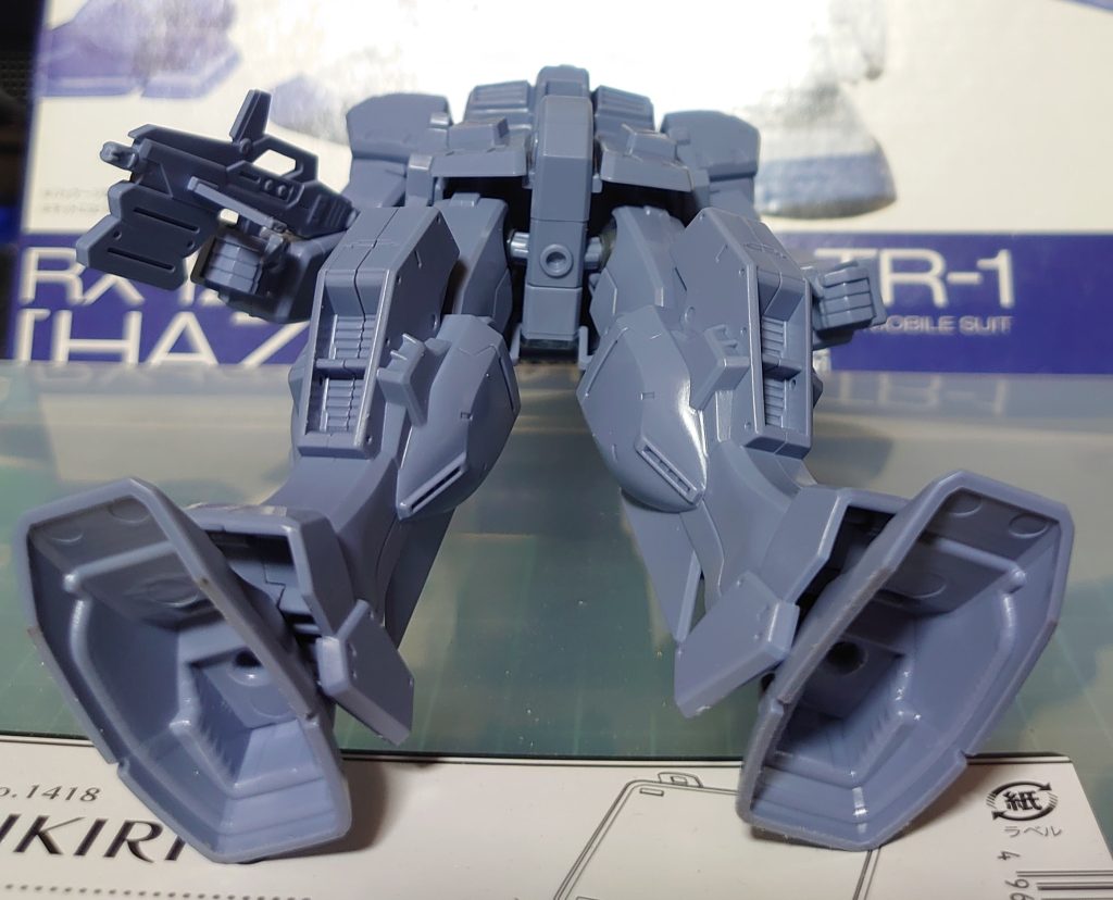 カトキ立ちしか出来ない可動範囲(動かない)その割にディテールはしっかりしているのに滅茶苦茶薄っぺらいライフルと肉抜きと言うには潔すぎる足裏、良いですねーwこれをフル稼働にする猛者も居るらしい。自分はジムに付ける為に頭だけ塗装します。