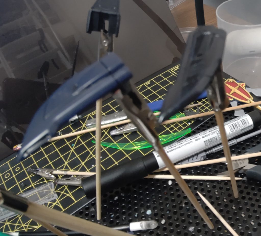 アニメは黒のパーツなのに濃いネイビーの成形色だったので腕、腰、足はメタブラックにインディブルーを混ぜた色で塗り替え🎵