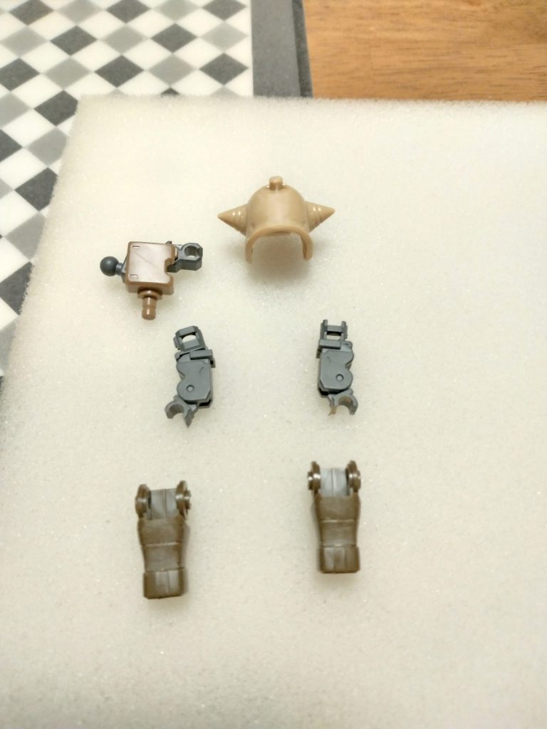 某動画を参考に左肩のショルダーアーマーの合わせ目消し、後ハメ加工(左肩と両前腕部)を行いました。写真では分かりにくいですがダガーナイフは先端を少し削ってます。