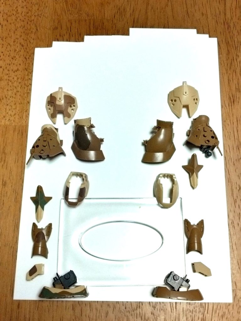 主な制作工程は↓ヤスリ掛け(#400,#800,#1,000の順)。水転写デカールの貼り付けにマークソフターを使用(凹凸の部分は切れ込みを入れてデカールがより密着するようにしました)。デカールが届かない部分に水性ホビーカラーで部分塗装(←これかなりオススメです。迷彩柄がより自然な仕上がりになります)。トップコート(バックパックのバーニアと武器は光沢、腰と脛、踵部分のスラスターは半光沢、他はつや消し)。スミ入れ(エナメル塗料)。