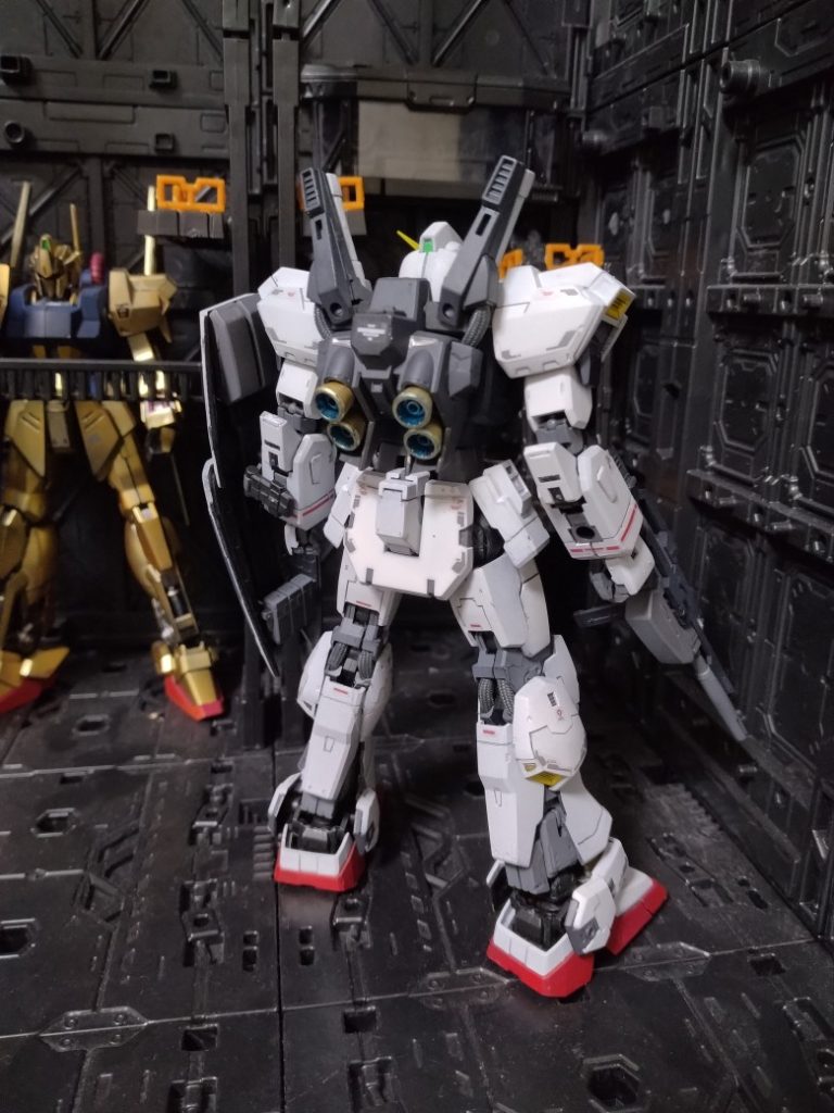 後ろ側からこのキット　RGなので部品多くて細かいけど　とても組みやすく　ポロリも無しで良きです 