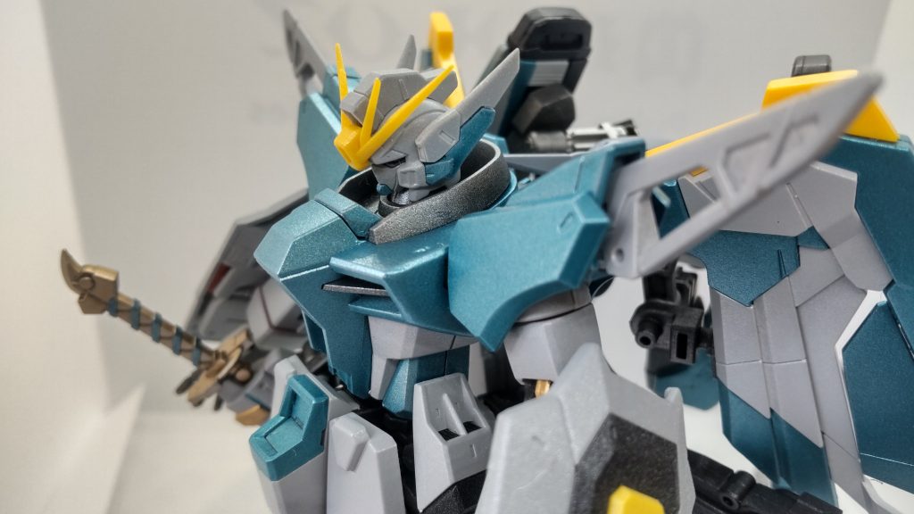 ウイングの頭を使ったのは耳とカトキ顔が大好きだからなんですけど、あえてパテで鼻？のスレッドを消してみました。4本角のスレッドなし耳付きカトキフェイスとかいうどストレートな好みの顔に仕上がりました。