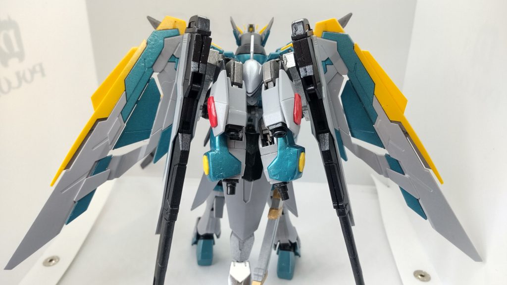 背中が大きくなるのはいつものことですがこの機体は積みすぎて尻尾でようやく自立する感じです。後もぐちゃぐちゃです。すき間埋めるために余ってたジークルーネの顔をつけてみました。特に能力とかはありません。これのおかげで全周囲モニターできてるといいな。