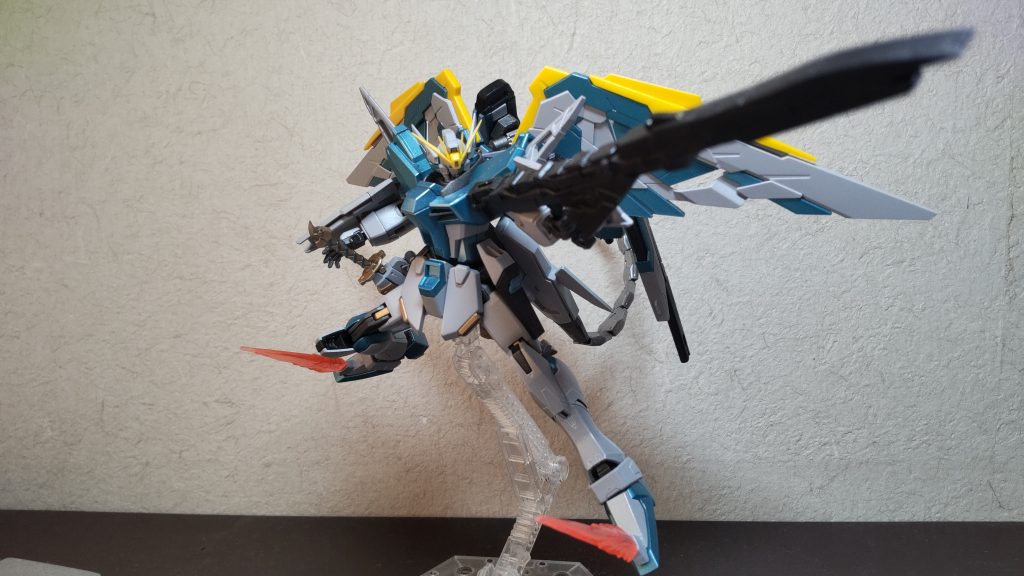 ライフルはHGデルタカイのものの銃口をダブルオースカイの名無し砲の銃口にしました。結構長物になって好きな形になりました。